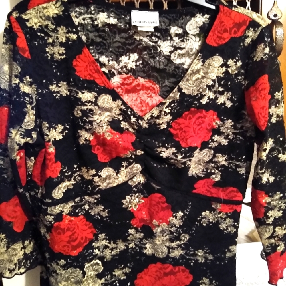 Woman's fashion bug black and red blouse size 10.